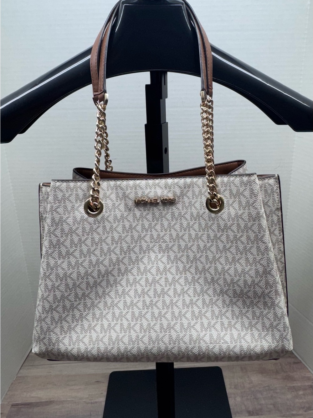 Michael Kors Womens Teagan Large Logo Print Shoulder Bag in Vanilla